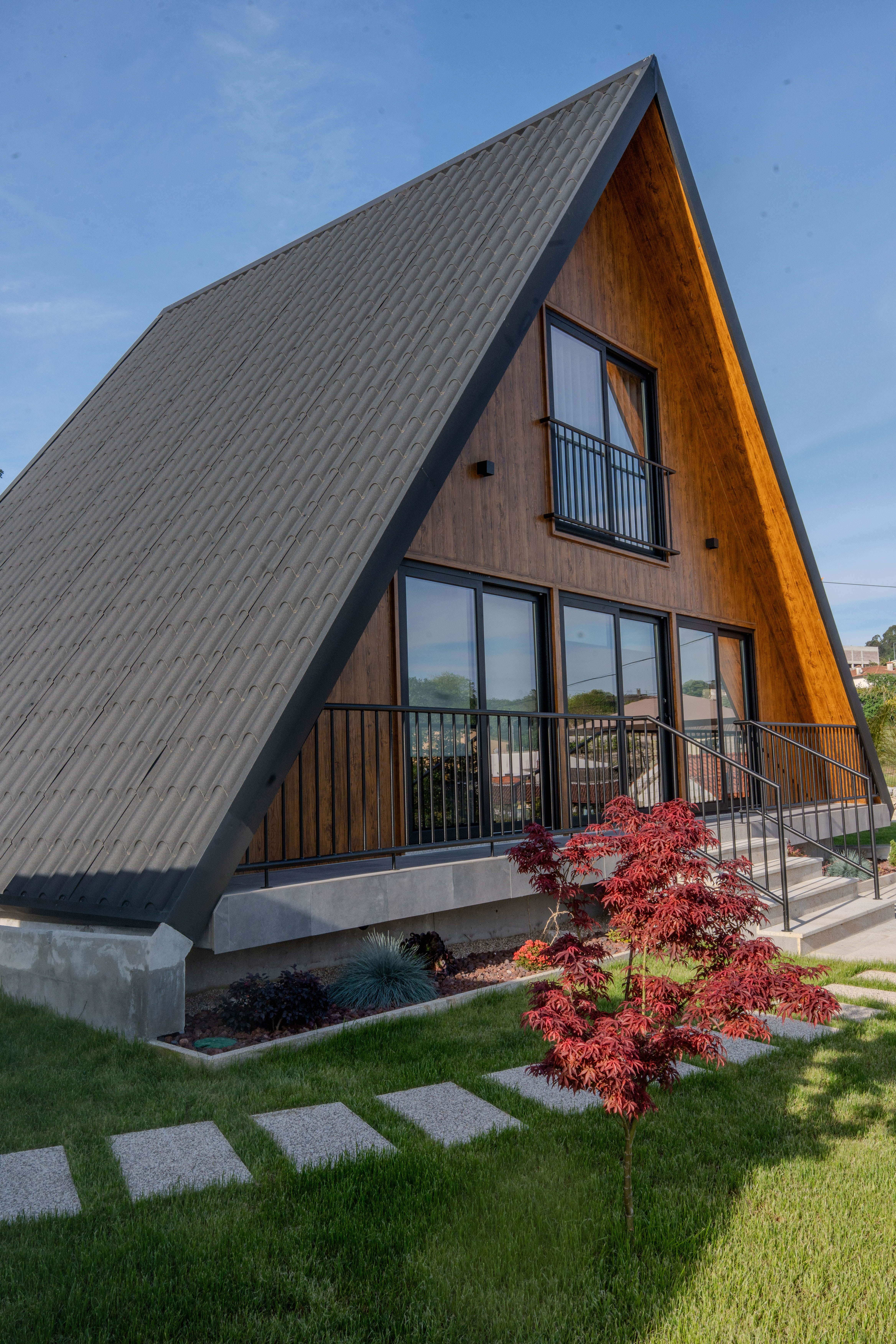 Fachada do chalé com jardim