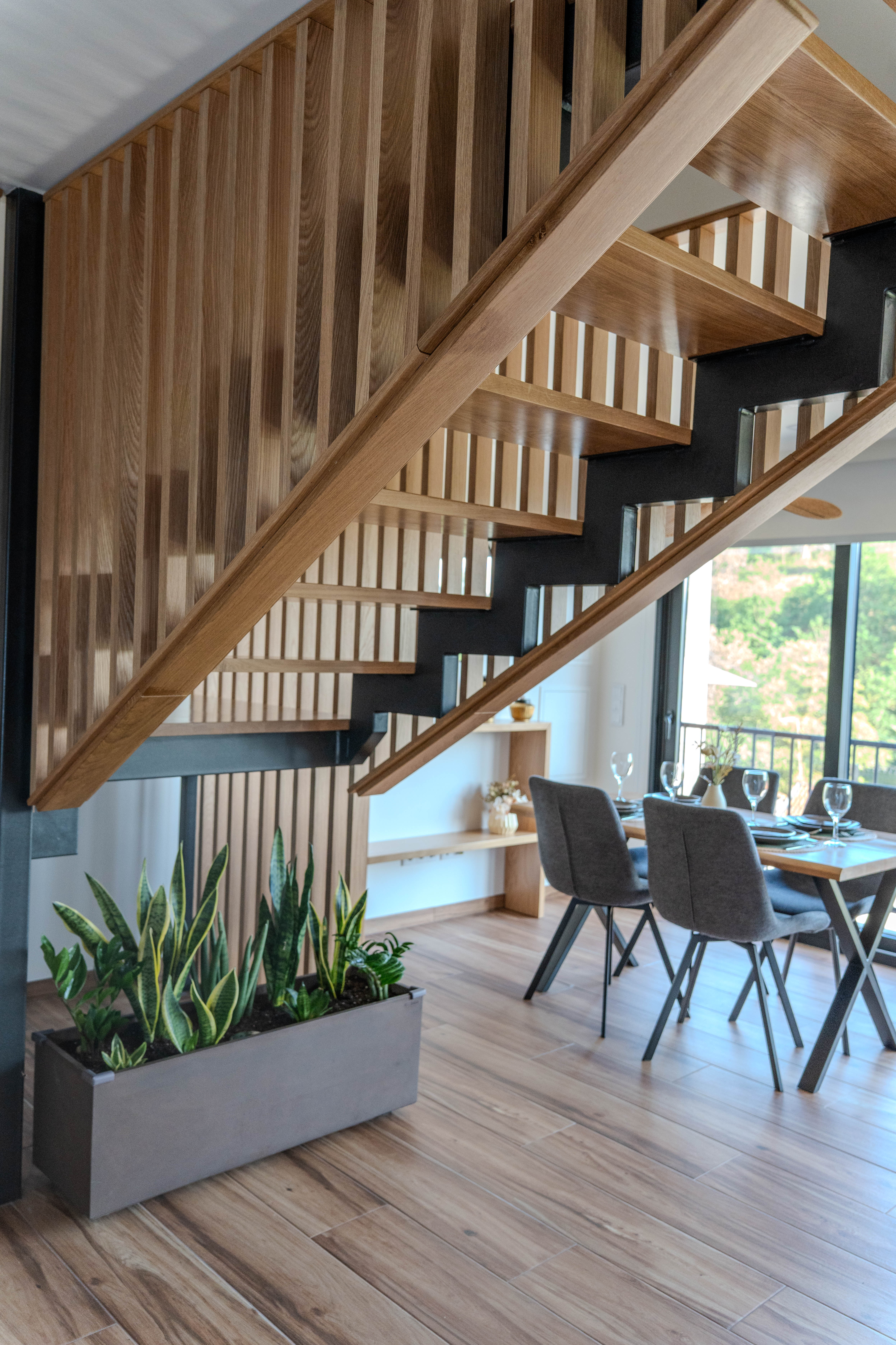 Escadas — detalhe madeira e jardim