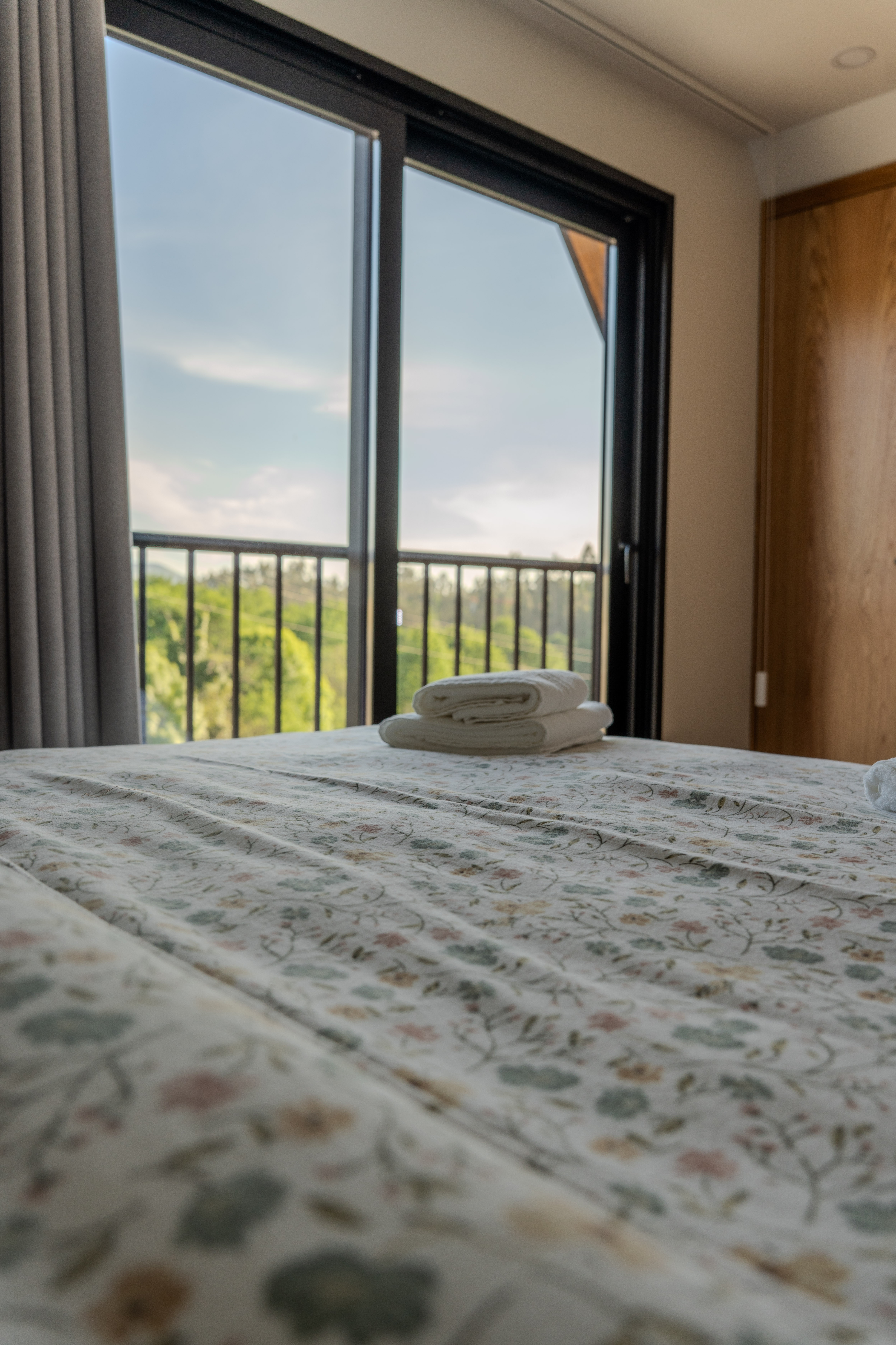 Quarto com vista para a natureza