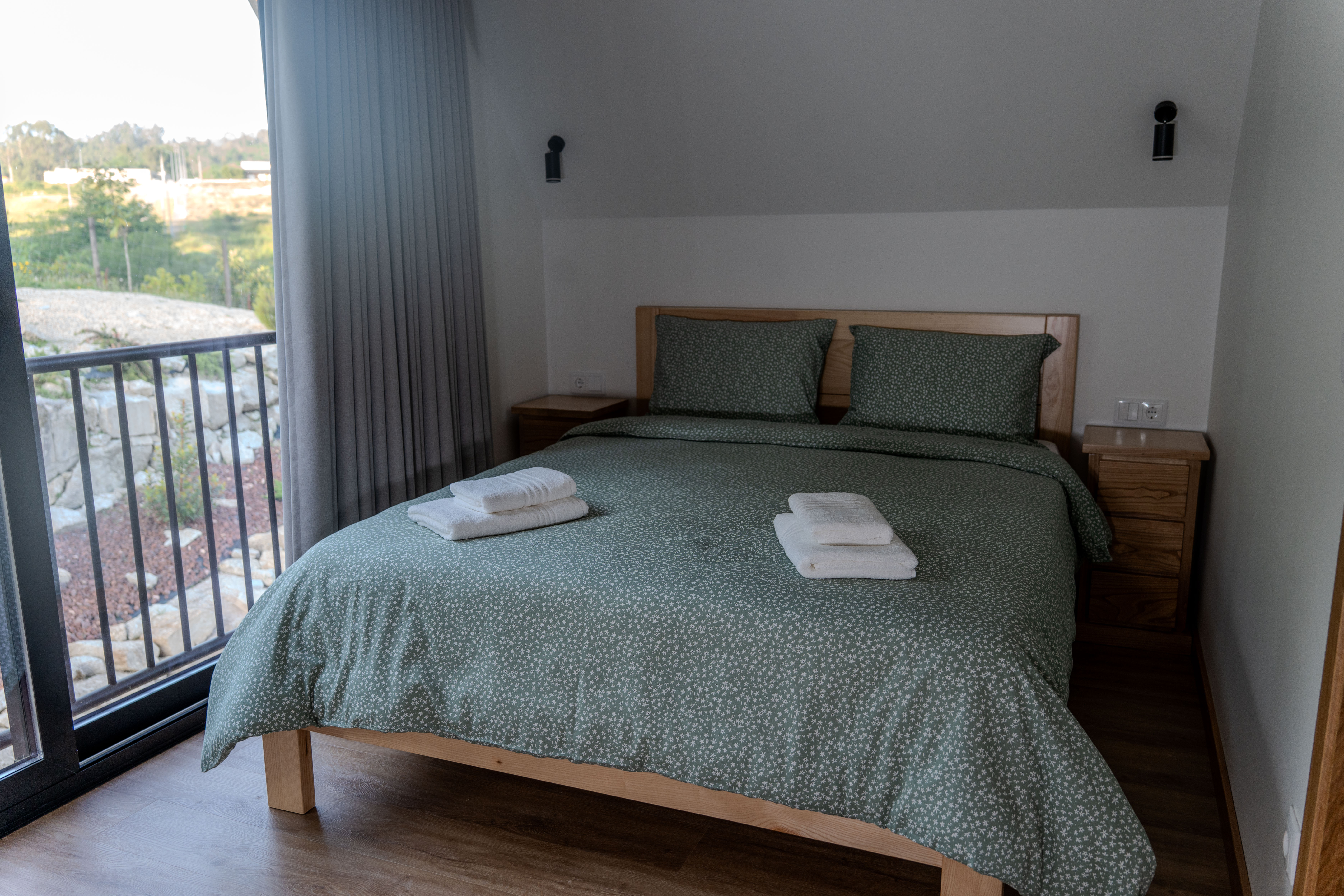 Quarto verde com janela lateral e jardim